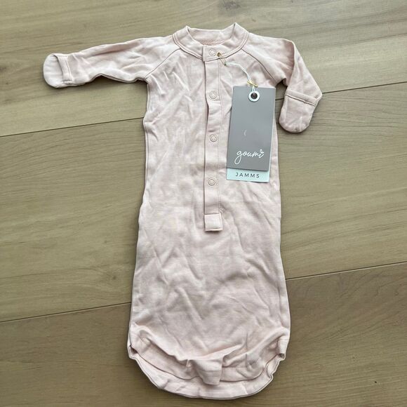 NWT Goumi Kids Rose Pink Baby Gown SZ NB Newborn Snap Bamboo Sleeper Organic - Picture 1 of 3